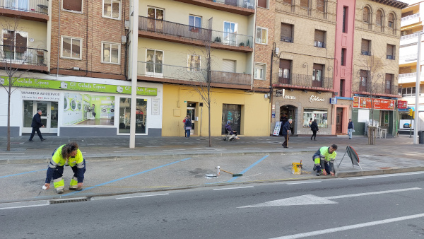 Corte al tráfico rodado y prohibición de estacionamiento de vehículos en un tramo de Ramón Cajal por la instalación del mercado de venta ambulante de los sábados