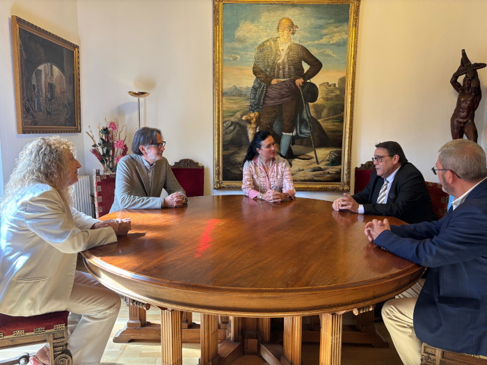 Imagen El Ayuntamiento de Huesca acoge la visita del Cónsul de Cuba en un...