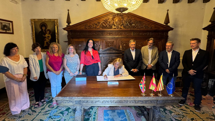 El Ayuntamiento de Huesca recibe a la nueva rectora de la Universidad de Zaragoza, Rosa María Bolea