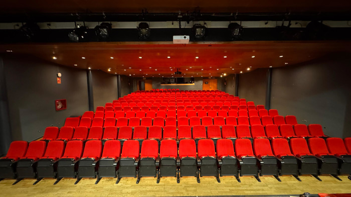 El Ayuntamiento concluye la renovación del tapizado y la estructura interna de las 255 del salón de actos del Centro Cultural Manuel Benito Moliner