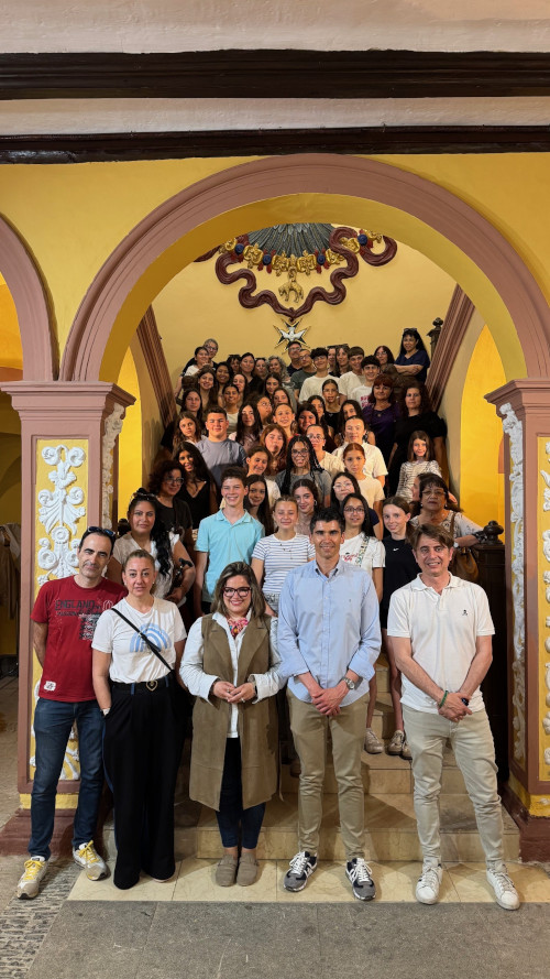 Imagen El Ayuntamiento de Huesca recibe a los participantes del intercambio...