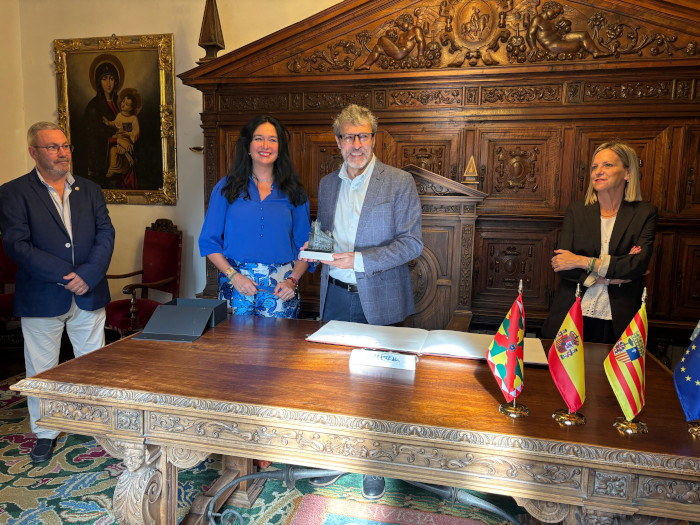 Imagen El Ayuntamiento de Huesca recibe la visita del prestigioso astrofísico...