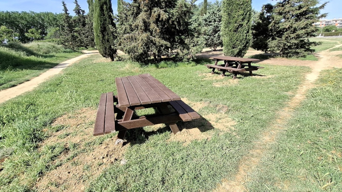 Imagen El Ayuntamiento de Huesca instala ocho mesas de picnic en Balsas de Chirín