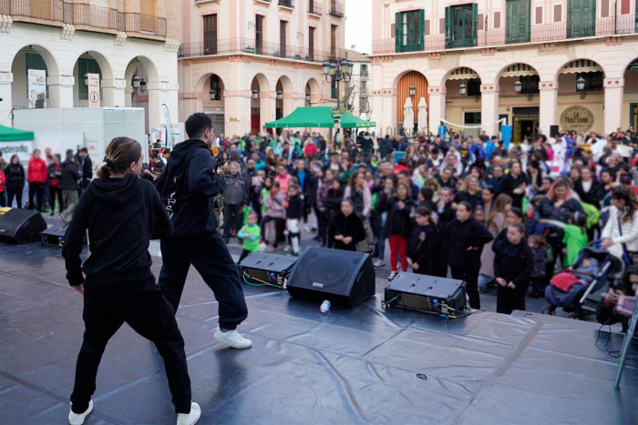 Imagen La plaza Luis López Allué acoge un flashmob por el Día Internacional de...