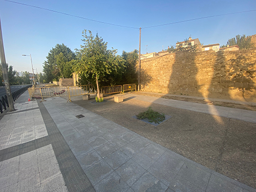El Ayuntamiento de Huesca adecenta un terreno situado junto a la muralla en Joaquín Costa