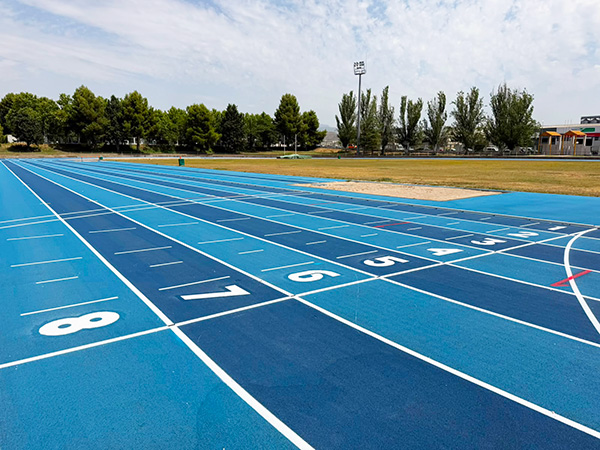Imagen El Ayuntamiento de Huesca renueva el marcaje de las pistas de atletismo...