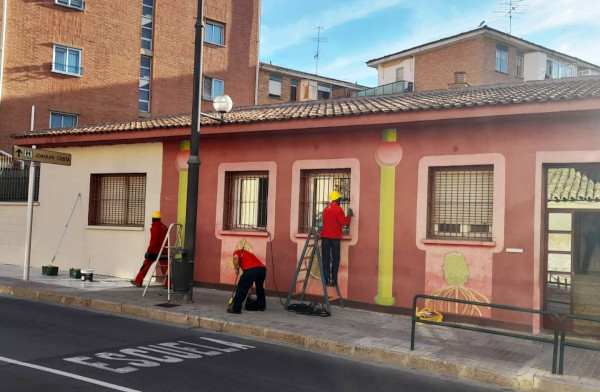 La fachada del albergue municipal cambia de imagen
