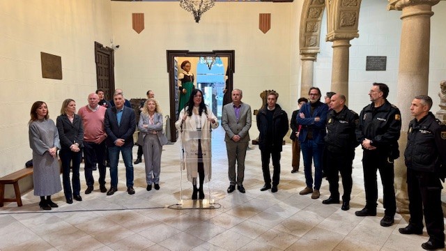 Imagen El Ayuntamiento de Huesca conmemora el 8M con la lectura de una...