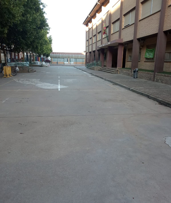 Imagen El Ayuntamiento de Huesca realiza labores de limpieza en los patios de...
