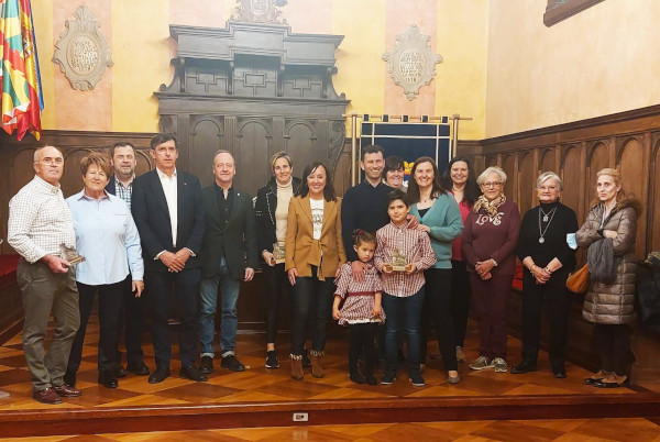 Los ganadores del Certamen de Exaltación de Indumentaria Tradicional de San Lorenzo reciben sus premios