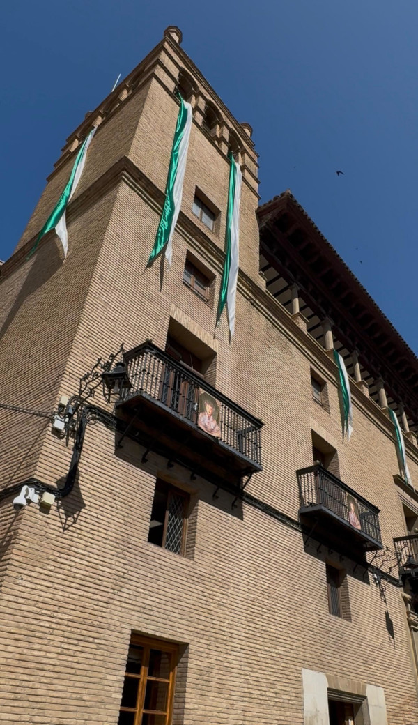 Imagen Huesca engalana la Basílica de San Lorenzo y el Ayuntamiento con...