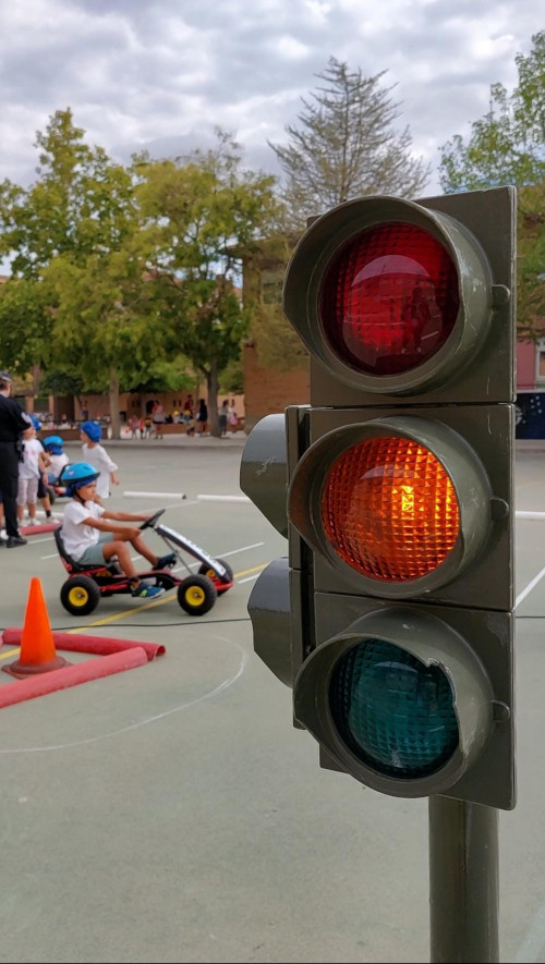 Un circuito de karts en el patio del colegio para aprender las normas básicas de circulación