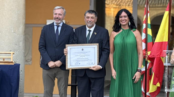 Imagen Ernesto Escar recibe la Parrilla de Oro de la Ciudad