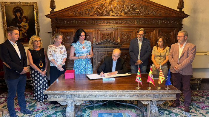 El Ayuntamiento de Huesca recibe al nuevo obispo de las diócesis de Huesca y Jaca, Pedro Aguado