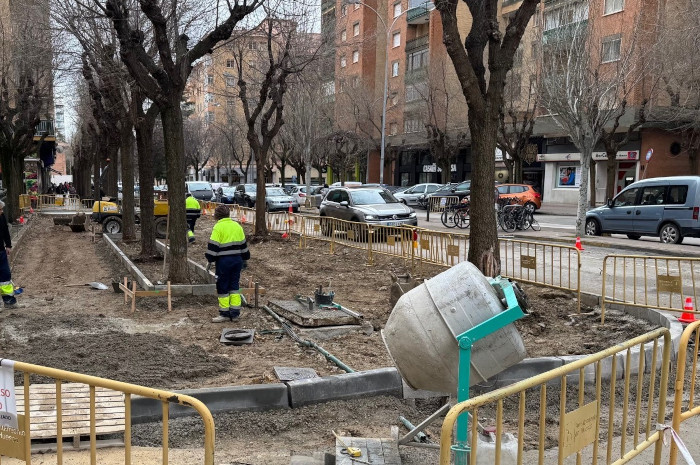 Imagen Las brigadas municipales actúan en avenida Pirineos para mejorar la...