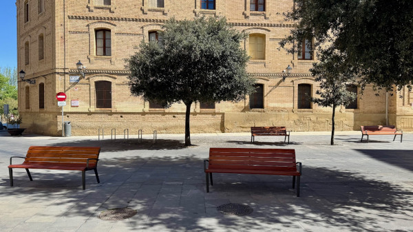 Imagen El Ayuntamiento de Huesca renueva y mejora 23 bancos en distintos...