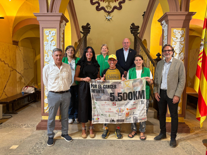Huesca recibe a José Antonio Nieto en su reto solidario contra el cáncer infantil