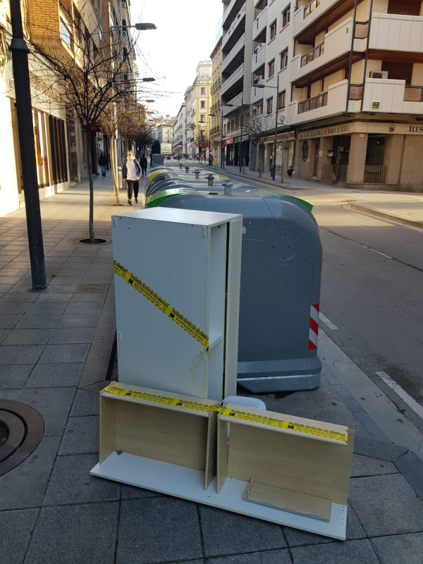El Ayuntamiento recuerda que dejar enseres en la vía pública, sin aviso y fuera del horario establecido, puede conllevar multas o sanciones. 