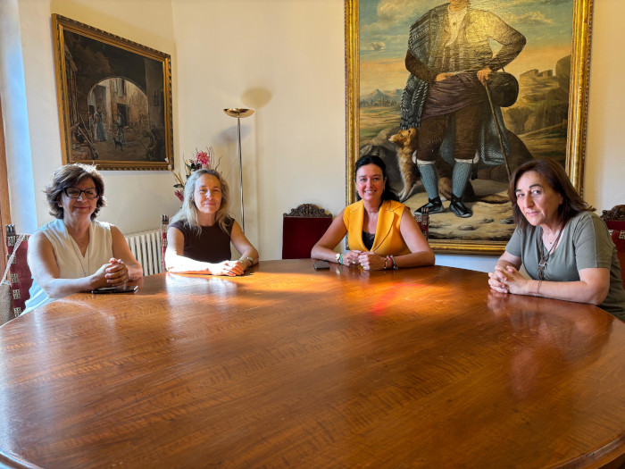 El Ayuntamiento de Huesca mantiene una reunión con el Colegio de Médicos para conocer a su nueva presidenta