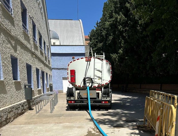 El Ayuntamiento reutiliza 375.000 litros de agua de la piscina del Pabellón del Parque para limpieza viaria y riego