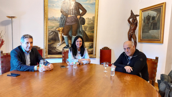 La alcaldesa de Huesca, Lorena Orduna, se reúne con el presidente de “LALIGA”, Javier Tebas