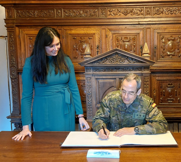 La alcaldesa de Huesca recibe al coronel jefe del Regimiento de Transmisiones Nº 1, Fernando Gordo García