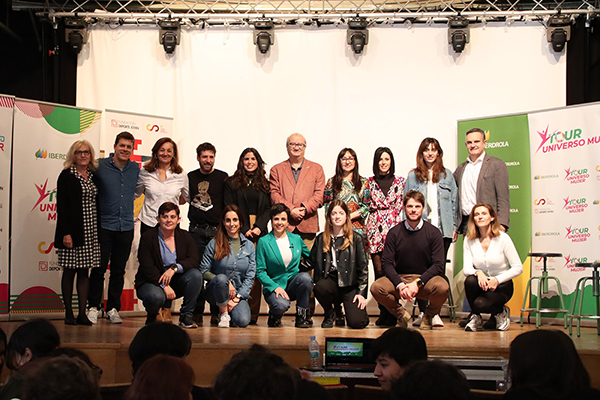 El IES Ramón y Cajal acoge el Foro del Tour Universo Mujer