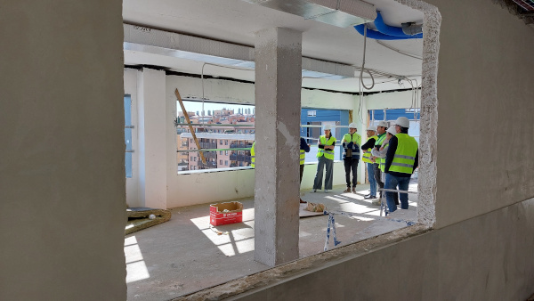 La alcaldesa de Huesca y el concejal de urbanismo visitan las obras del centro de mayores de Textil Bretón