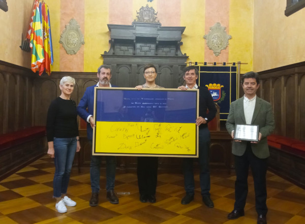 La comunidad ucraniana entrega una bandera al Ayuntamiento en señal de agradecimiento por el apoyo recibido