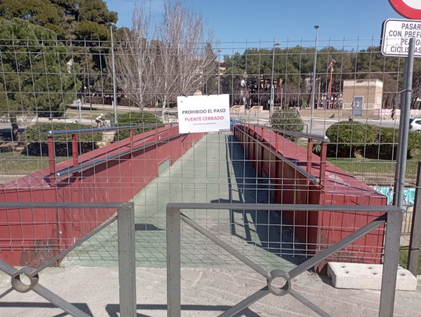 El Ayuntamiento de Huesca establecerá presupuesto para rehablitar la pasarela sobre el río Isuela, en el Parque Universidad