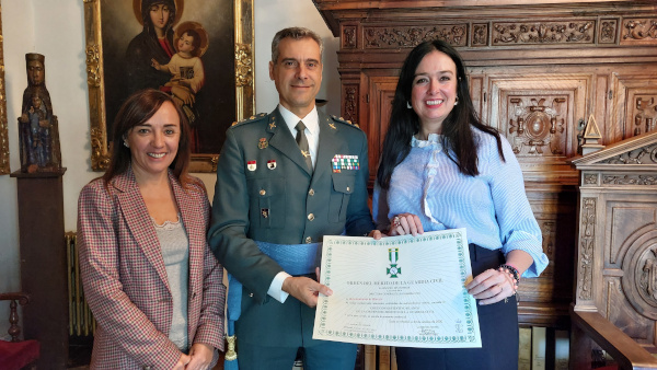 La Alcaldesa de Huesca recibe al Coronel Francisco Pulido