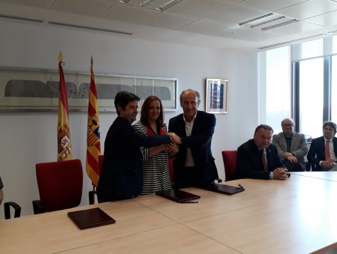 Luis Felipe, Mayte Pérez y José Antonio Martín durante la firma del convenio.