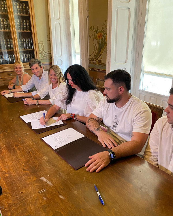 foto de la firma del convenio con peñas recreativas de Huesca foto de la firma del convenio con peñas recreativas de Huesca