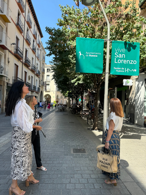 Huesca se engalana con la nueva imagen de las fiestas