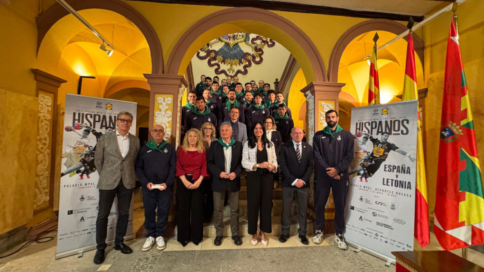 Visita Hispanos en el Ayuntamiento de Huesca Visita Hispanos en el Ayuntamiento de Huesca