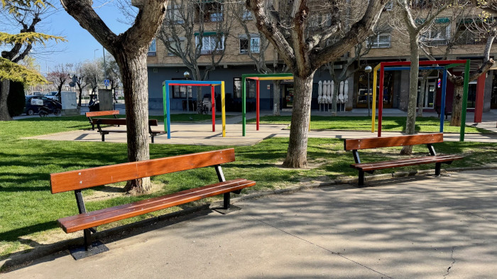 Bancos de la plaza Lérida renovados 