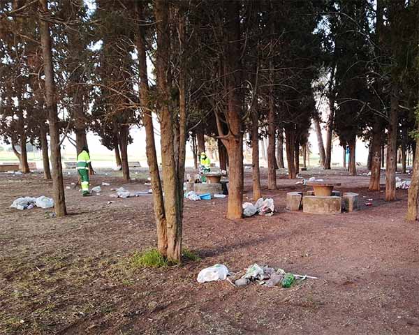 Operarios de la brigada recogiendo residuos en el entorno de la ermita de Salas